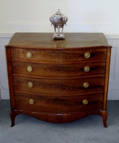A FINE GEORGE III HEPPLEWHITE MAHOGANY SERPENTINE COMMODE. CIRCA1780. - Click to enlarge and for full details.