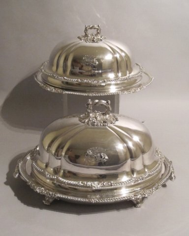 A SUPERB OLD SHEFFIELD PLATE SILVER VENISON DISH AND COVER WITH MATCHING MEAT DISH & COVER, CIRCA 1825 - Click to enlarge and for full details.