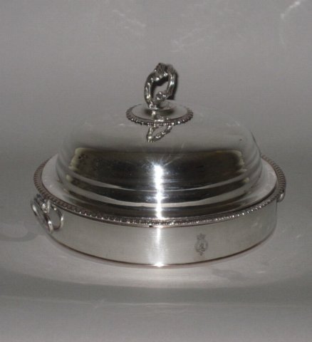 ​A SMALL ROUND OLD SHEFFIELD PLATE SILVER WARMING DISH & COVER, C. 1810. - Click to enlarge and for full details.