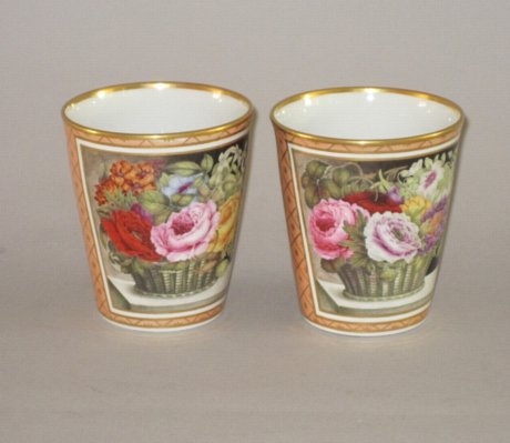A RARE PAIR OF EARLY FLIGHT & BARR WORCESTER PORCELAIN BEAKERS, CIRCA 1792-1804. - Click to enlarge and for full details.