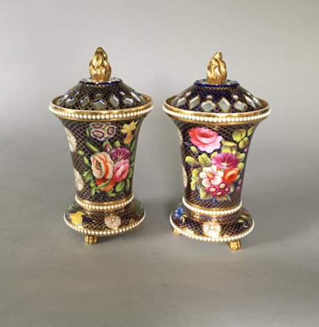 A PAIR OF SPODE POT-POURRI VASES AND COVERS CIRCA 1820-25. - Click to enlarge and for full details.
