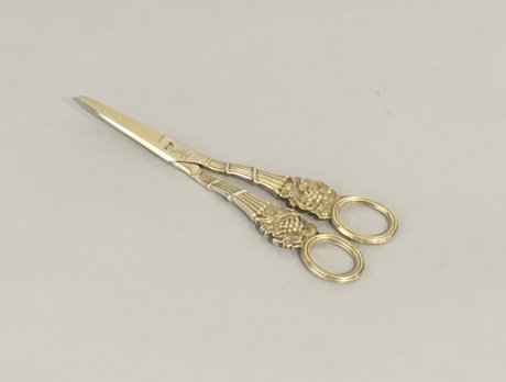 ​A  FINE PAIR OF CAST SILVERGILT VINE PATTERN GRAPE SHEARS. WILLIAM ELEY, WILLIAM FEARN & WILLIAM CHAWNER. LONDON 1810 - Click to enlarge and for full details.