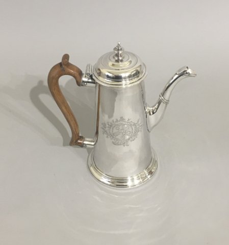 ​A FINE QUALITY GEORGE II SILVER COFFEE POT, BY RICHARD BURCOMBE, LONDON 1734. - Click to enlarge and for full details.