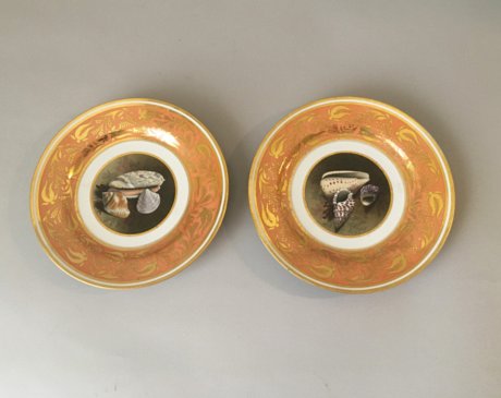 A SUPERB PAIR OF FLIGHT BARR & BARR WORCESTER PORCELAIN DESSERT PLATES, CIRCA 1804-13. Painted by Thomas Baxter  - Click to enlarge and for full details.