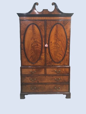 A FINE QUALITY 18TH CENTURY MAHOGANY AND SATINWOOD INLAID LINEN PRESS. GEORGE III, CIRCA 1780. - Click to enlarge and for full details.