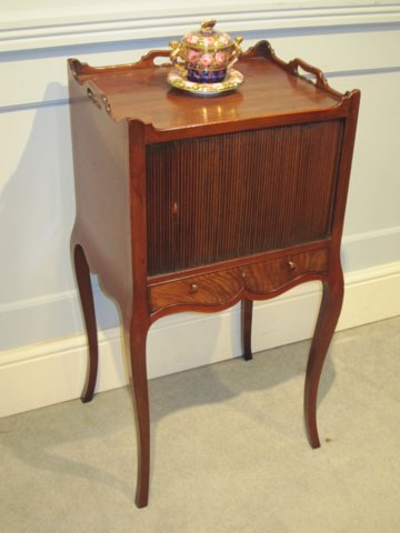 A HEPPLEWHITE MAHOGANY TRAY TOP NIGHT TABLE. CIRCA 1775 - Click to enlarge and for full details.