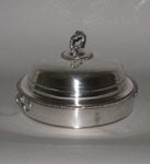 ​A SMALL ROUND OLD SHEFFIELD PLATE SILVER WARMING DISH & COVER, C. 1810. - Click to enlarge and for full details.