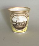 A FINE CHAMBERLAINS WORCESTER PORCELAIN BEAKER, CIRCA 1800 - Click to enlarge and for full details.