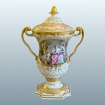 ​A RARE AND IMPORTANT CHAMBERLAIN�S WORCESTER PORCELAIN VASE AND COVER, CIRCA 1795 - Click to enlarge and for full details.